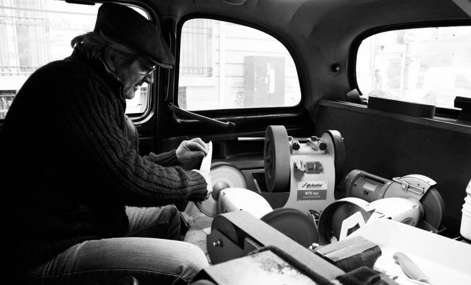 Marius, rémouleur ambulant à Paris, professionnel de l'affûtage des couteaux de cuisine