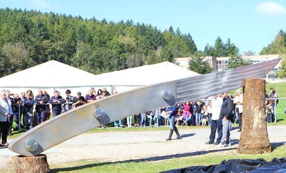 What is the world's largest knife? A pocketknife created in Thiers! 